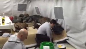 Зимняя рыбалка в палатке! Вот это отдых.mp4