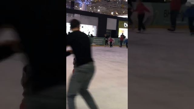 Первые шаги на льду! Учимся держать равновесие ⛸