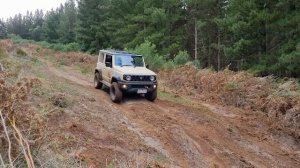 Suzuki Jimny JB74 flexing down the mountain