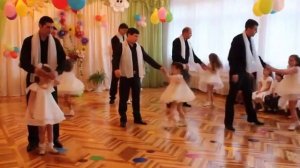 танец дочек и папочек