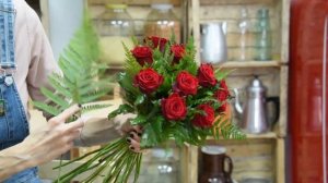 Самая лучшая и надежная техника сбора букета. Классический букет из роз с папоротником.