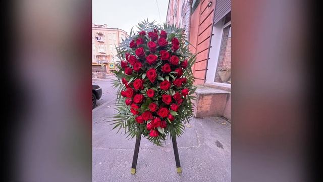 Венки из живых цветов на похороны. Поминальные венки из живых цветов в большом на заказ в Ростове.