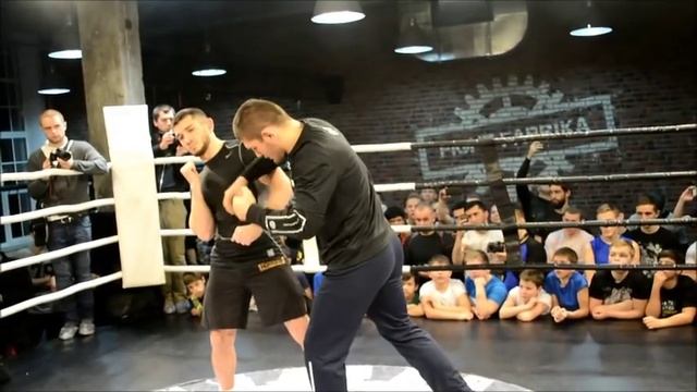 Мастер-класс Хабиба Нурмагомедова – Двойка в голову, подсечка и перевод боя в партер. смотреть онлайн
