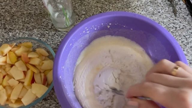 Шарлотка - самый легкий и доступный пирог! Очень вкусный!