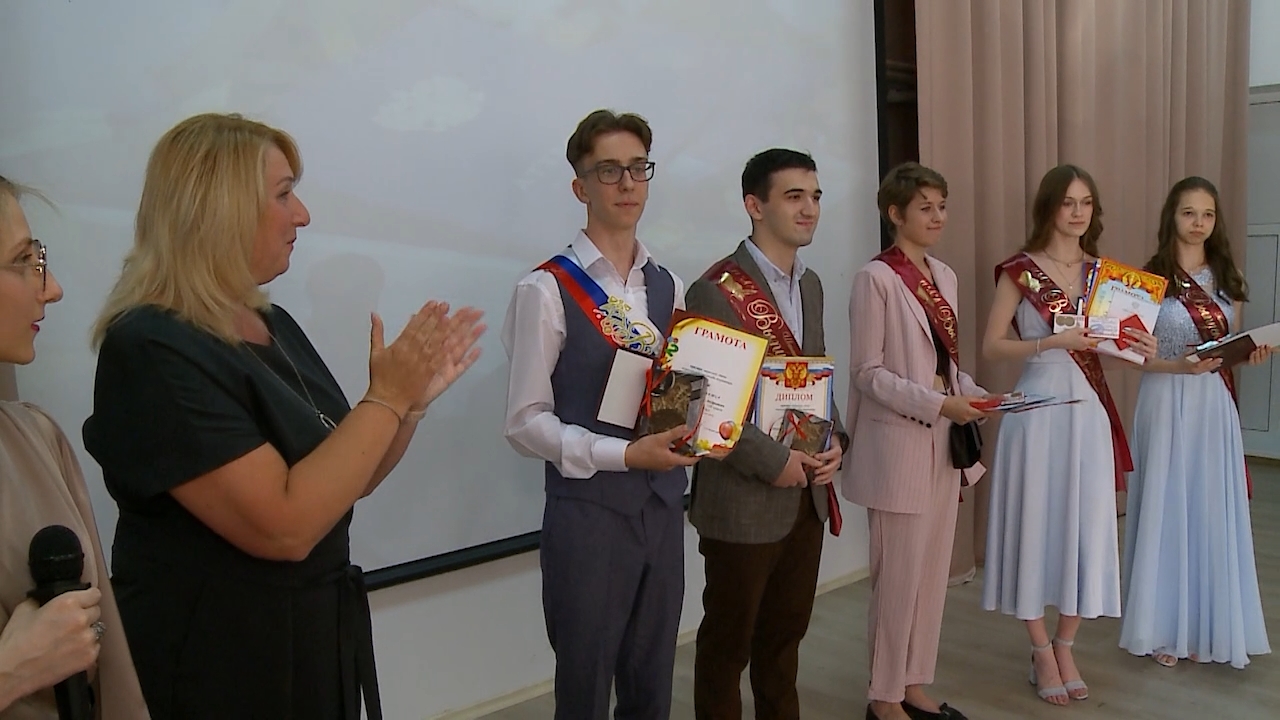 (12+) Путёвка во взрослую жизнь: выпускники МБОУ СОШ №5 попрощались со школой