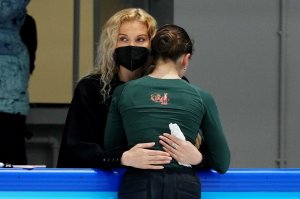 Так долго держалась и все-таки сорвалась: Камила Валиева заплакала на плече Тутберидзе.mp4
