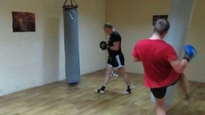 Тайский бокс. Произвольная работа ногами на мешке
