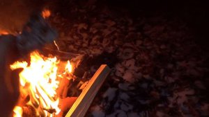 ЗИМОВЬЕ / ЖИЗНЬ В ТАЙГЕ / ЛЕСНАЯ ИЗБА / Готовим еду на костре,  вечер в таежной избе. Часть1