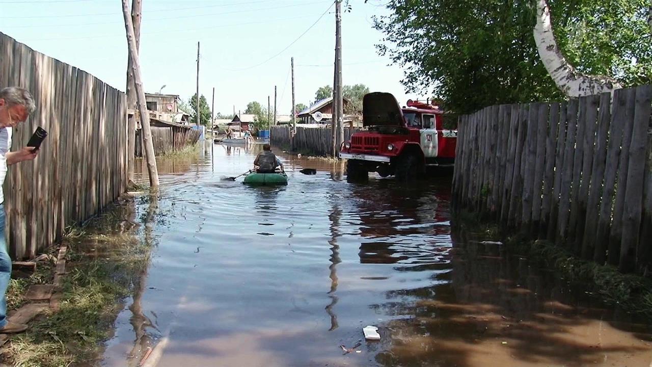 Вода выходит с реки. Наводнение. Наводнения в России. Паводок. Речные наводнения.