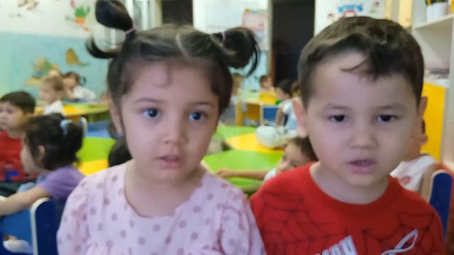 Надувала кошка шарА котёнок ей мешал.Подошёл и лапкой ТОП!А у кошки шарик ЛОП!