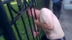 Ахаха Голова застряла в заборе! ВСЕМ СМОТРЕТЬ!