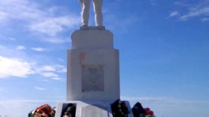 Тамань. Веселовка. Мемориал советским воинам. Вид на бухту.