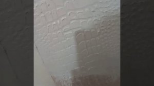 Работаем валиком с эффектом змеиной кожи.