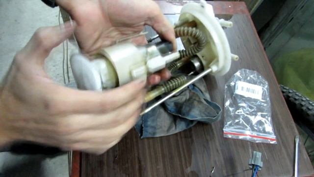 Регулятор давления топлива, фильтр грубой очистки, Лада Калина замена. Подробно. Почти в первый раз смотреть онлайн