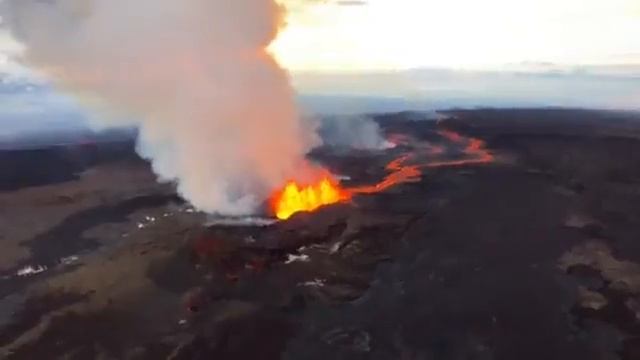 Вулкан Мауна-Лоа продолжает извергаться на Гавайях смотреть онлайн