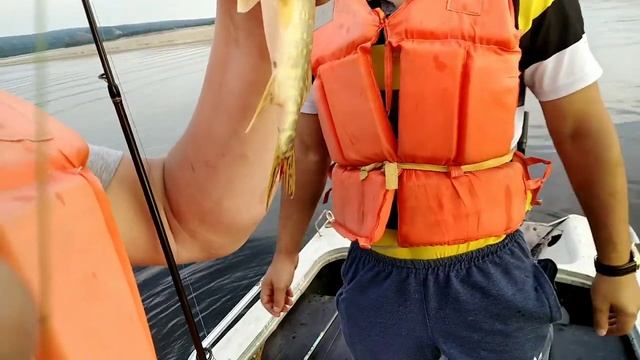 Весь день на речке с друзьями. смотреть онлайн