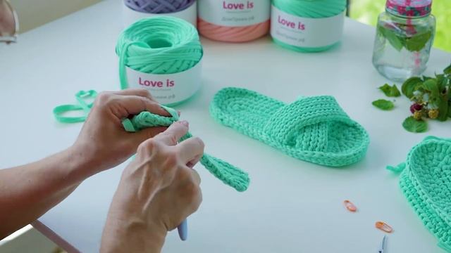 Тапочки из трикотажной пряжи LOVE IS от ДомПряжи.рф. Как вязать открытые тапки. Мастер класс.