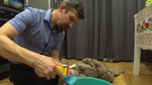 как избавиться от засаленности и просто освежить куртку в домашних условиях.