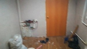 Наша работа/ Поклеили обои на  лестничном марше