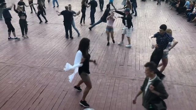 Горячая девушка в белом танцует в Парке Горького