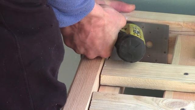 Кровать из массива дерева уменьшилась - художник в деревне на лесном домике