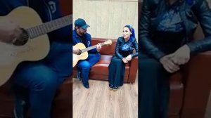 Чеченка поёт индийскую песню .