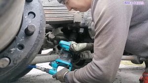 МАЗ-64229: Замена листа задней рессоры.