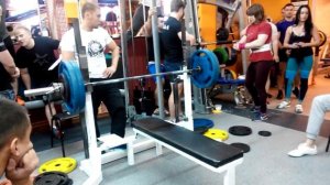 ДЕВУШКА ЖМЕТ ШТАНГУ ВСЕОМ 115 КГ!