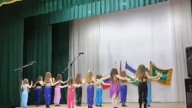 09.04.2022 Яна танцует Восточный танец.(Она в фиолетовой юбочке,8 лет).Праздник Казачий хутор. смотреть онлайн