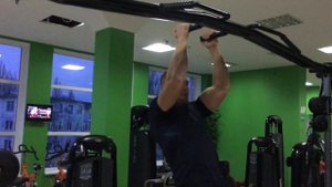 Подтягивания на бицепс параллельным хватом.