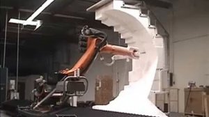 Большой робот KUKA фрезерует пенопласт