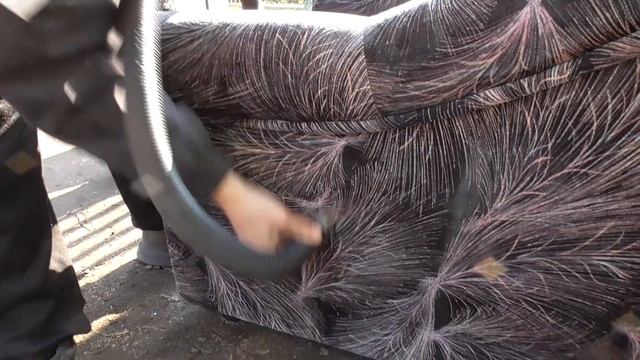 Очистка мебели обычным пылесосом и канистрой