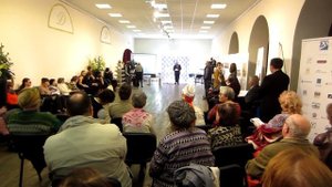 Венгерский консул читает стихи на венгерском языке.