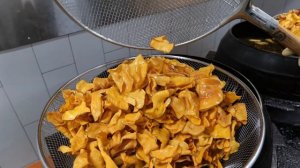 Жареный батат во фритюре - сладкие картофельные чипсы. Еда со всего мира!