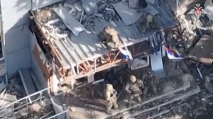 Водружение Государственного флага России на здание городской администрации Авдеевки