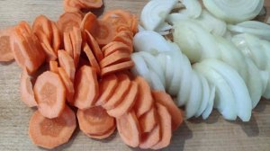 Куриные голени запечённые с морковью и луком