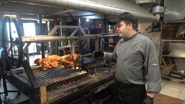 Готовим ягнёнка на вертеле | Рецепт от шеф-повара ресторана "Puerto Madero" Николая Ледакова смотреть онлайн