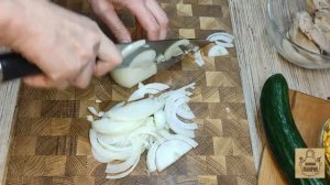 Салат с яичным блинчиком и курочкой, очень необычно! И совсем не сложно!