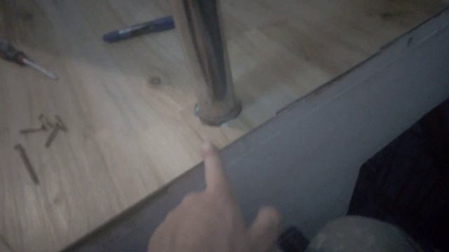 Кварцвинил. Обходил опору перил.