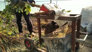 Рубим малину на компост // Самодельный огородный измельчитель