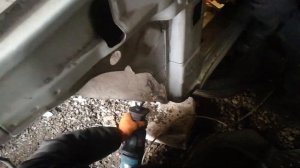 Выпиливаем левый порог на Мицубиси Каризма 1999 год