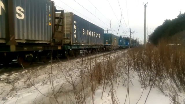 Электровоз ВЛ10-903 с грузовым поездом следует по перегону Исток-Косулино через О. П. Хуторята смотреть онлайн