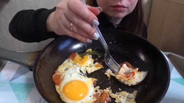 АСМР яичница с помидорами/вкуснейший завтрак яичница/мукбанг ем яичницу прямо из сковородки
