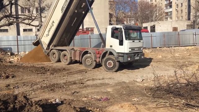 ZAPESKOM: Выгрузка пека с самосвала IVECO смотреть онлайн