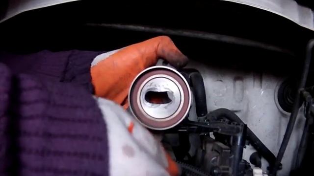 Изношенный натяжной ролик ГРМ Toyota 3S-FE / Bad Idler Pulley Sub-Assy timing belt №1 смотреть онлайн