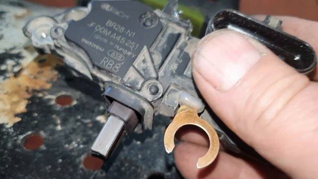 Простое и копеечное восстановление щёточного узла генератора с Мерседес-Атего. смотреть онлайн