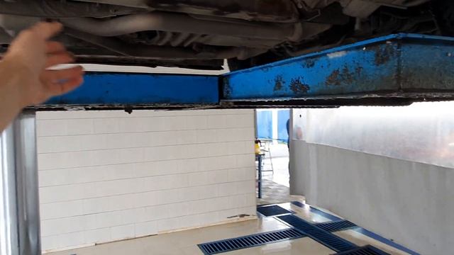 w221. Тотальная мойка днища, подготовка к антикору и локальный окрас. смотреть онлайн