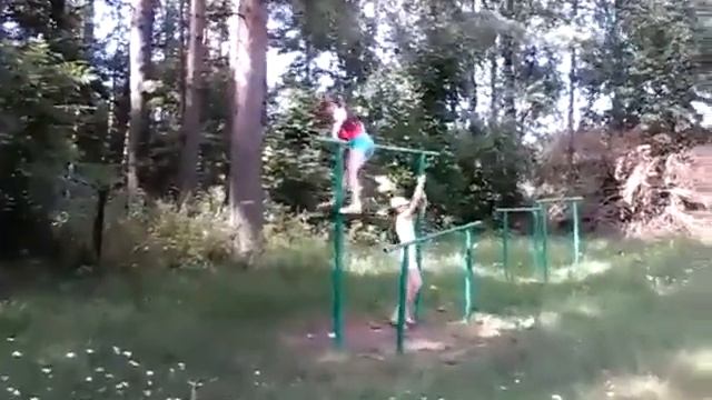 девочка упала с турника смотреть онлайн