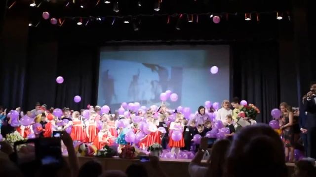 Сброс 1000 шаров на детском мероприятии смотреть онлайн