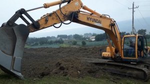 Трактор HYUNDAI с ковшом в Роботе Tractor HYUNDAI
